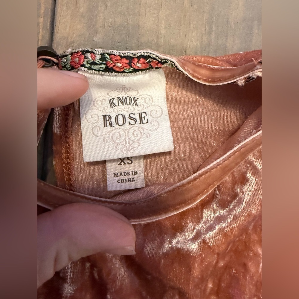Knox Rose Crushed Pink Velvet Sleeveless Top - Picture 3 of 10